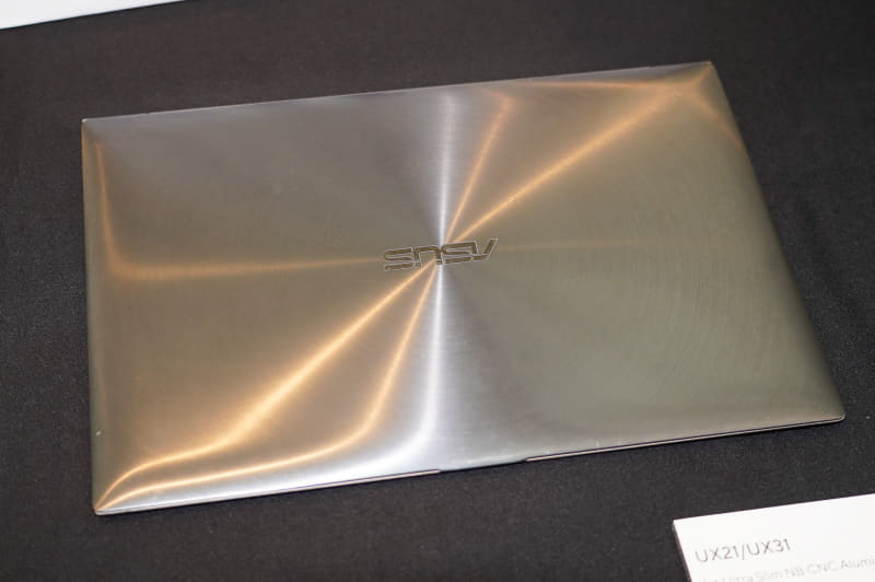 初代Zenbookの天板、後に流行になるヘアライン加工のはしりとなった