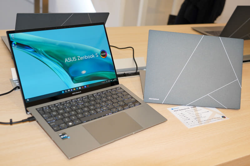 Zenbook S 13 OLED、第13世代Core(Uシリーズ)、16GBメモリ、512GBストレージ、13.3型2.8K OLED、63Whの大容量バッテリ、アルミニウムの天板/底面というスペックで約1kg/最薄部10.9mmという薄型軽量を実現している