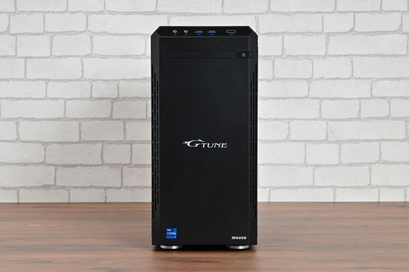 正面にはスリムタイプのベイがあり、オプションでBDドライブやDVDスーパーマルチドライブを搭載できる