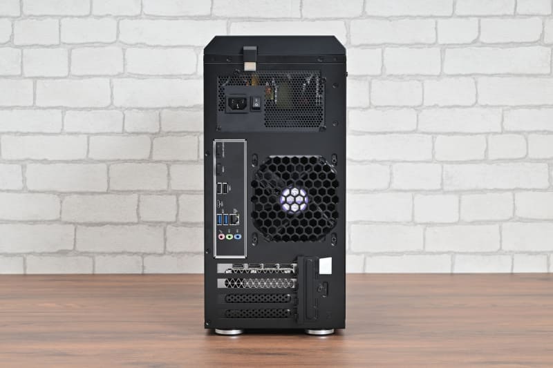 背面には映像出力のほか、ギガビットイーサ、USB 3.2 Gen 2のType-C、USB 3.0、USB 2.0、サウンド入出力などが搭載されている