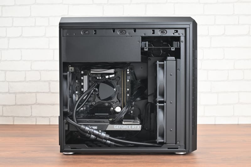 PCケースの内部。ケーブル類はキレイにまとめられており、エアフローはしっかり確保されていた