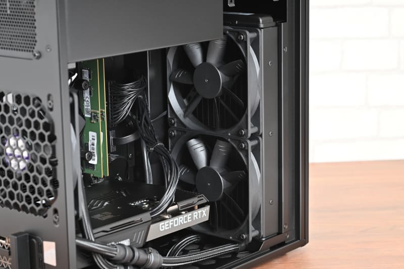 CPUクーラーには240mmクラスの簡易水冷を採用していた。CPUのパワーリミットはPL1が65W、PL2が135Wとおとなしめの設定だったので冷却力としては十分だ