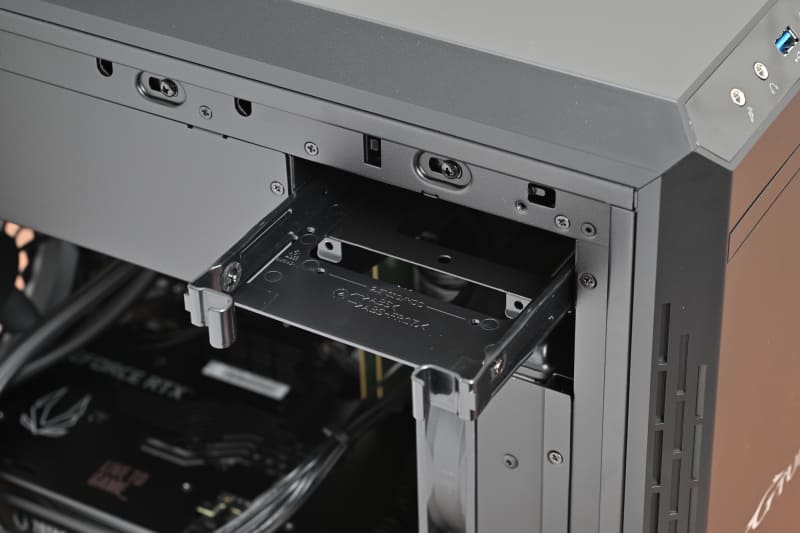 シャドーベイが用意されており、ストレージを増設可能