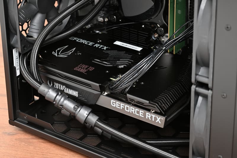 ビデオカードはデュアルファン仕様ながらコンパクト。そのおかげで内部もすっきりして見える