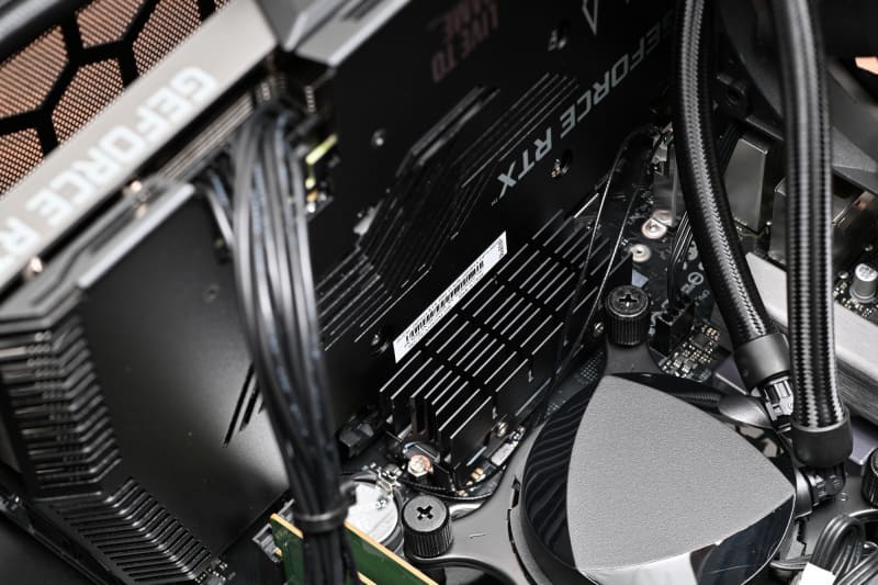 NVMe SSDには高さのあるヒートシンクが取り付けられており、熱対策は万全だ