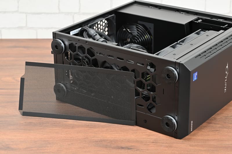 底面にはホコリの侵入を防ぐフィルタを搭載