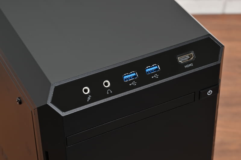 天面にはヘッドフォン出力、マイク入力、USB 3.0×2、HDMI出力を用意。このHDMI出力を使うにはビデオカードのHDMI出力と背面のHDMI入力を接続する必要がある