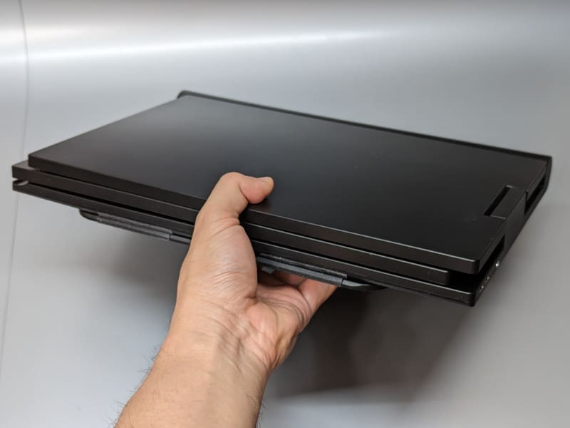 製品本体。たたんだ状態では341×246.6×30.8mmと、A4ノート顔負けのサイズ