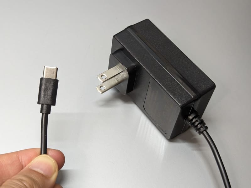付属のACアダプタ。給電専用のUSB Type-Cポートに接続して使用する。ただし出力は5V/3AなのでノートPCへのパワーパススルーには対応できない