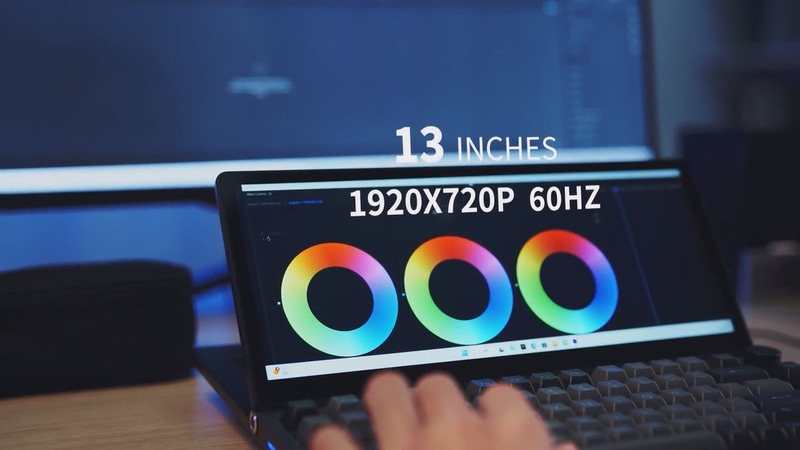 13型1,920×720ドットIPS液晶を搭載