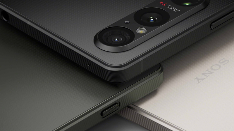 背面ガラスはテクスチャーが施され滑りにくくなった