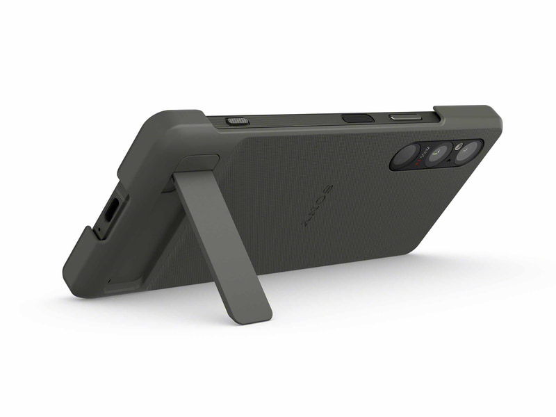 純正カバーは縦置きにも対応するスタンドを内蔵