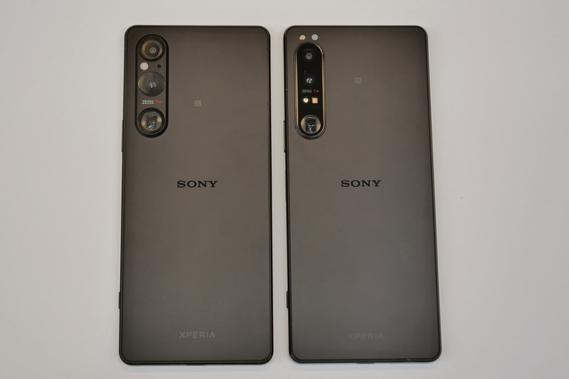 背面の様子。左がXperia 1 V、右がXperia 1 IV。カメラユニット周りはやや違いが見られるが、基本的なデザインコンセプトは変わっていない
