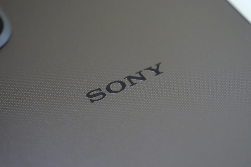 背面ガラスは従来同様フロスト加工となるが、細かな凹凸のテクスチャー加工も施されており、滑りにくくなっている