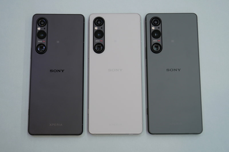 カラーは3色。左からブラック、プラチナシルバー、カーキグリーン