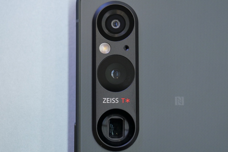 リアカメラユニット。上から超広角、広角、光学式望遠ズームの3眼仕様となり、ToFセンサーは省かれた