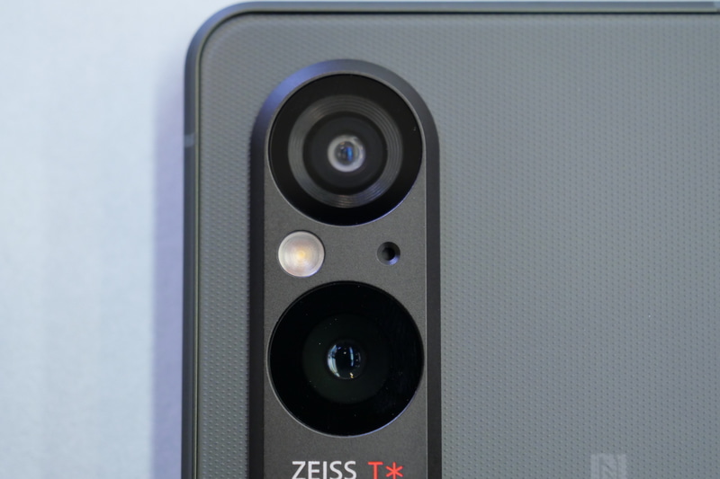 カメラユニット内の超広角レンズと広角レンズの間にLEDフラッシュと声優先マイクを新たに内蔵