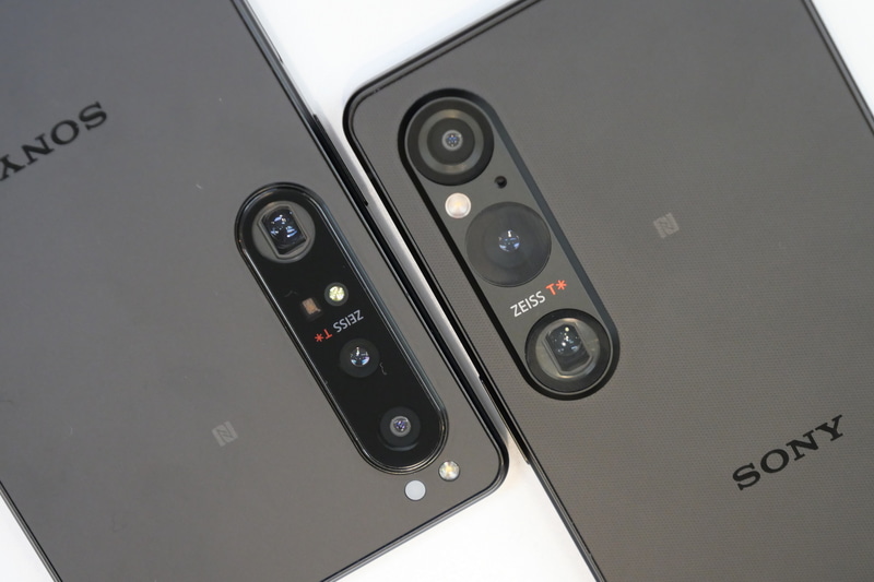 左がXperia 1 IV、右がXperia 1 V。カメラユニットを比較すると、Xperia 1 Vのほうがわずかに大型化している