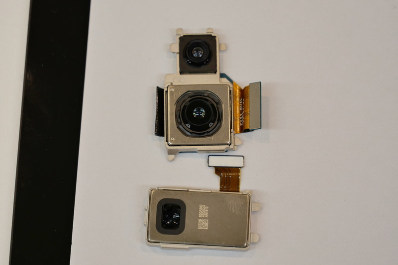 Xperia 1 Vに内蔵されるカメラのユニット。超広角ユニットと望遠ユニットは従来モデルと同じだが、広角ユニットは撮像素子が大型化したこともあり、かなり大きくなっている。これがカメラユニットの大型化と突起が増えた要因だ