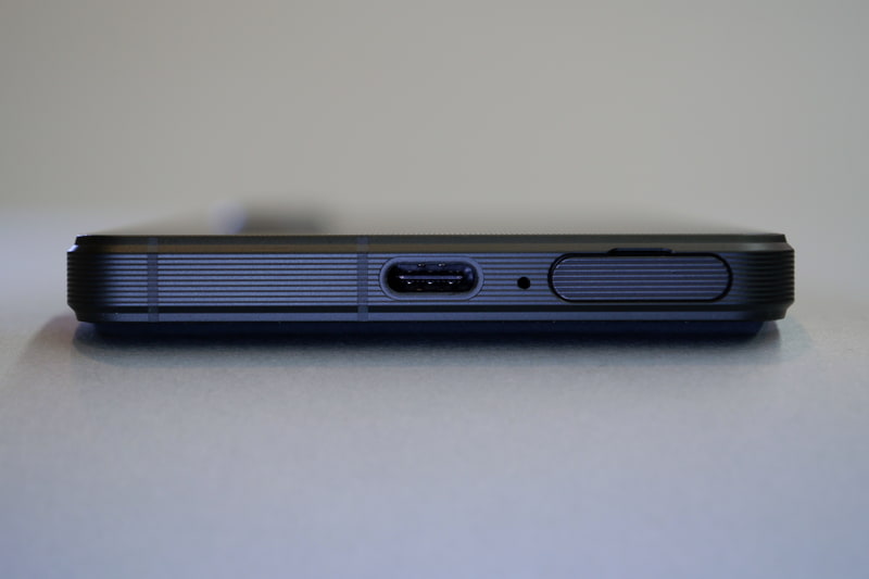 下部側面にはUSB Type-CポートとSIMカードトレイを配置