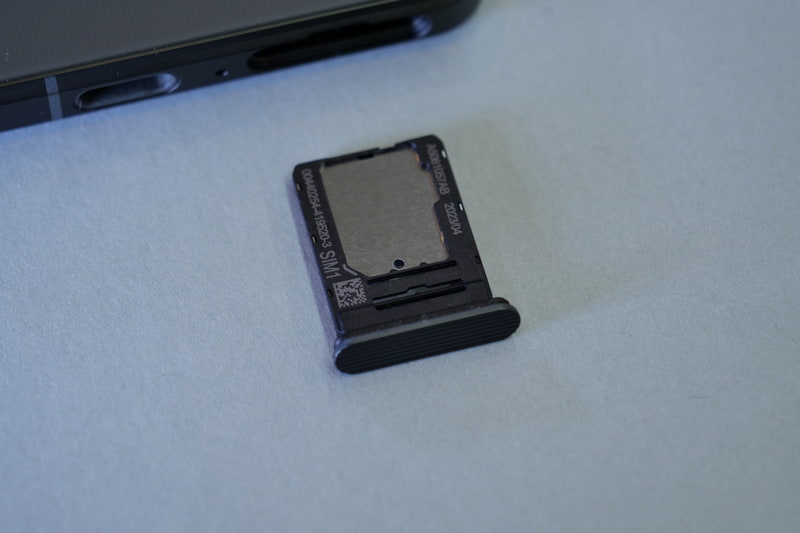 SIMカードトレイは、表側にNano SIMを装着可能