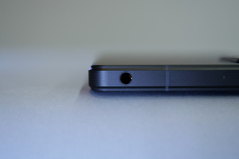 上部側面に3.5mmオーディオジャックを配置