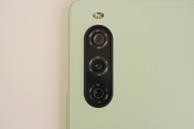 リアカメラは超広角、広角、望遠の3眼仕様