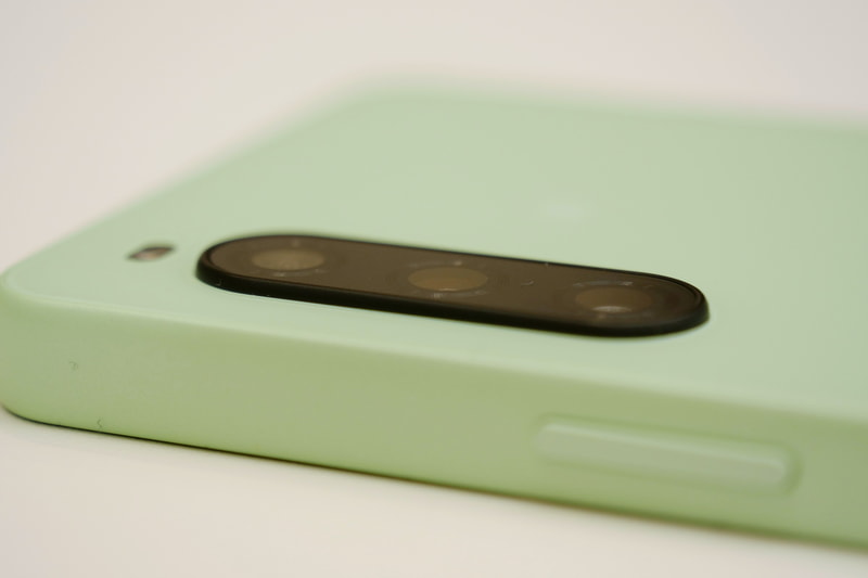 カメラユニットはわずかに突起している