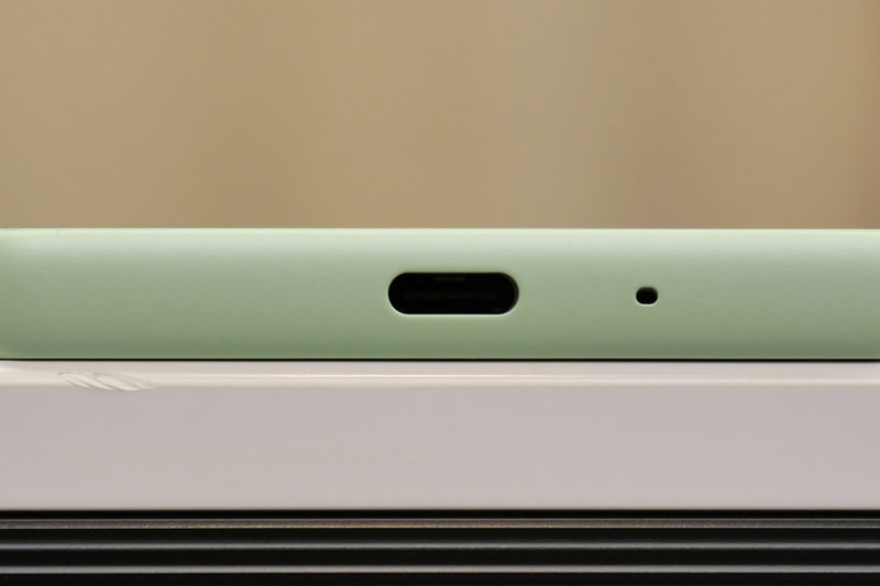 下部側面にUSB Type-Cを配置