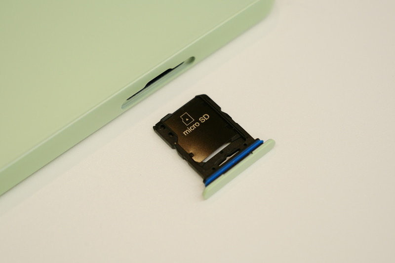 SIMカードトレイ裏にmicroSDカードを装着可能