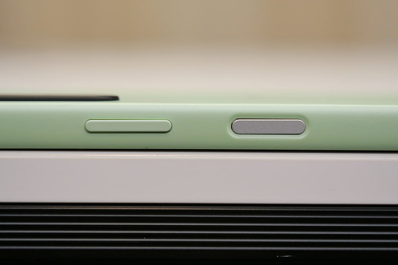 右側面の上(写真では左)からボリュームボタン、指紋認証センサー一体型電源ボタンを配置