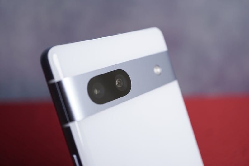 フレームとカメラバー部分は金属製。そのほか背面はガラス素材