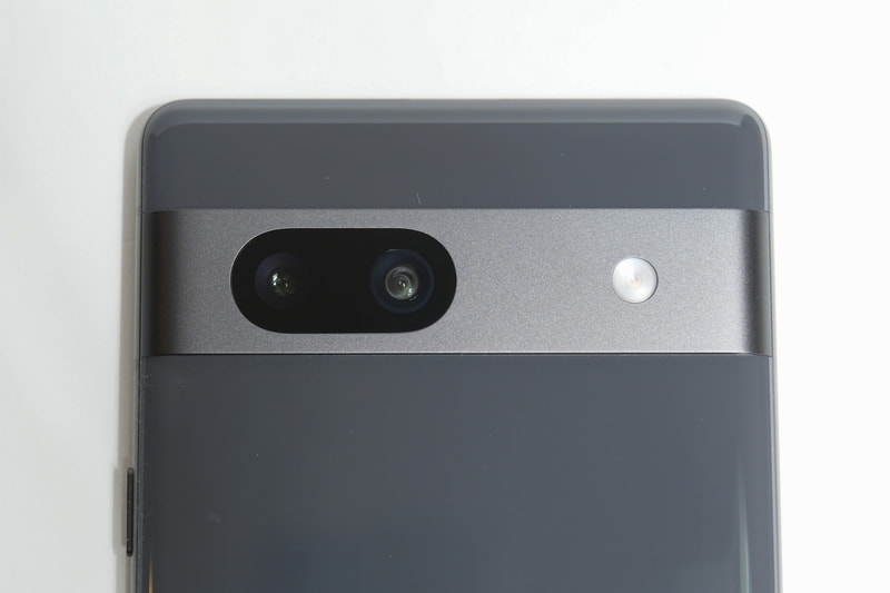 背面上部には、Pixel 7シリーズ同様にレンズ部分のみがくり抜かれた金属フレーム状のPixelカメラバーを配置