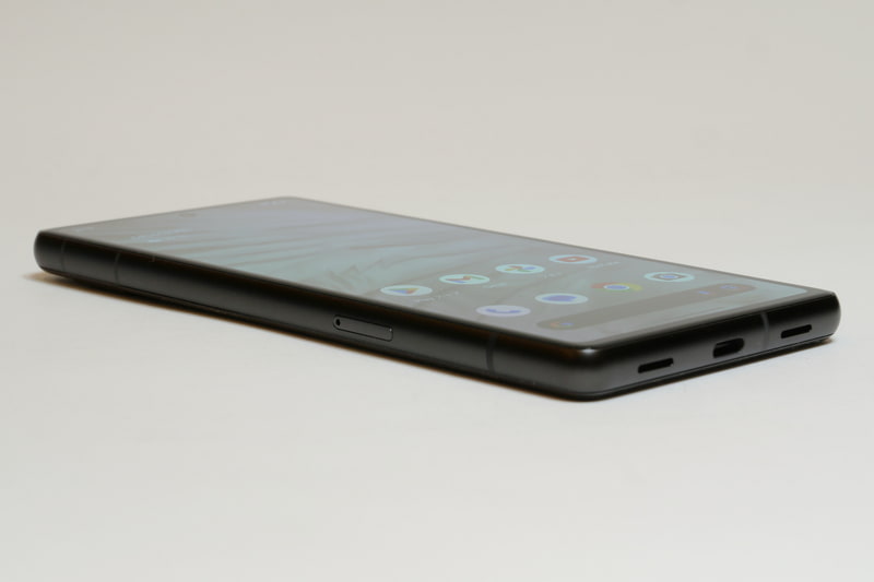 ディスプレイ面はエッジ付近までフラットなまま側面フレームと接続