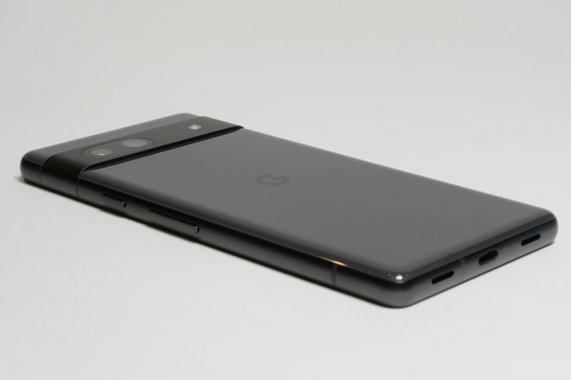 側面フレームと背面ガラスはなだらかな曲線で接続。側面フレームやPixelカメラバーにはリサイクルアルミニウムを採用している