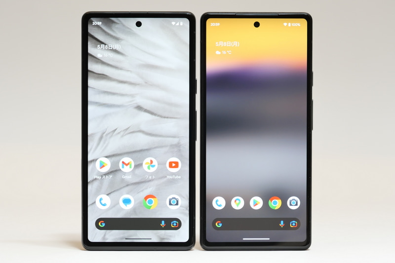 Pixel 7a(左)とPixel 6a(右)の比較。高さは0.2mm短く、幅が1.1mm、厚さが0.1mm増えているが、ほとんど違いは感じられない