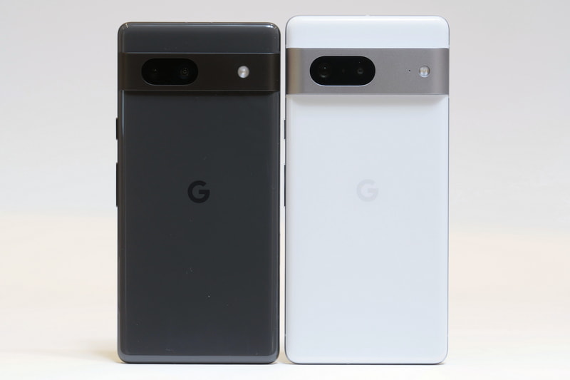 背面側を見ると、Pixel 7a(左)がPixel 7(右)とほぼ同じデザインを採用していることがよく分かる