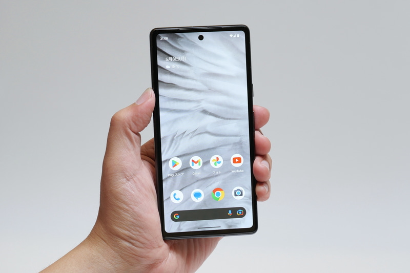 Pixel 7aはPixel 7と比べてサイズ的には圧倒的に持ちやすいが、ずっしり重い