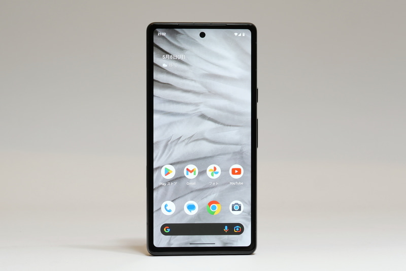 ディスプレイはPixel 6a同様の、アスペクト比20.9、表示解像度1,080×2,400ドットの6.1型有機ELパネルを採用