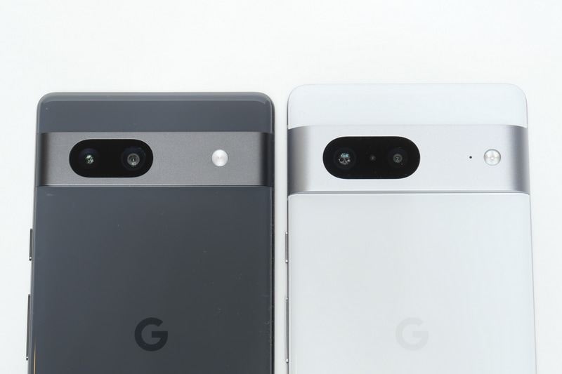 Pixel 7a(左)とPixel 7(右)のカメラバーの比較。Pixel 7aでは縦幅がかなり狭くなっているが、デザイン的には非常に良く似ている