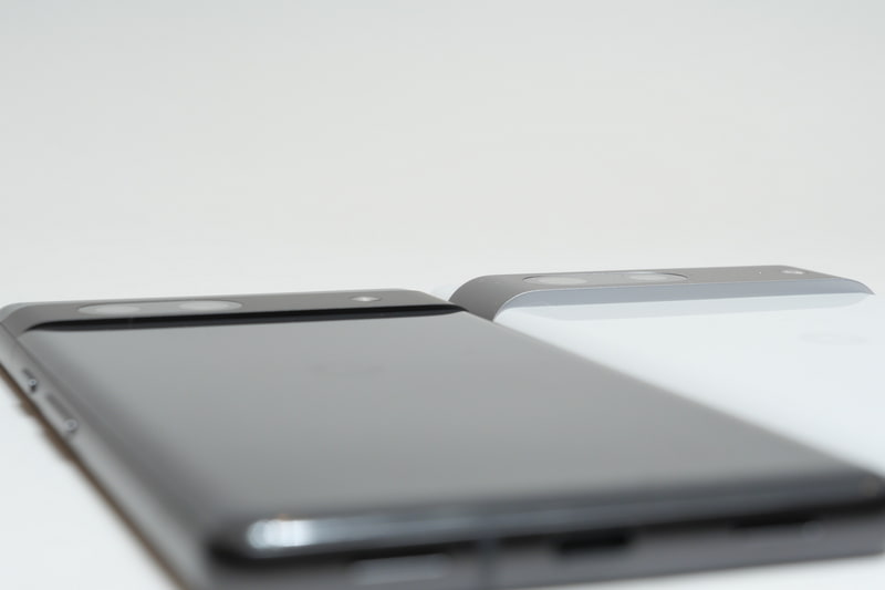 Pixel 7とPixelカメラバーの高さを比べてみても、Pixel 7aはかなり低くなっていることが分かる