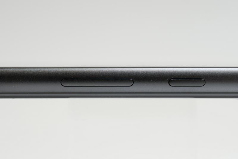 右側面には、上(写真では右)から電源ボタン、ボリュームボタンを配置