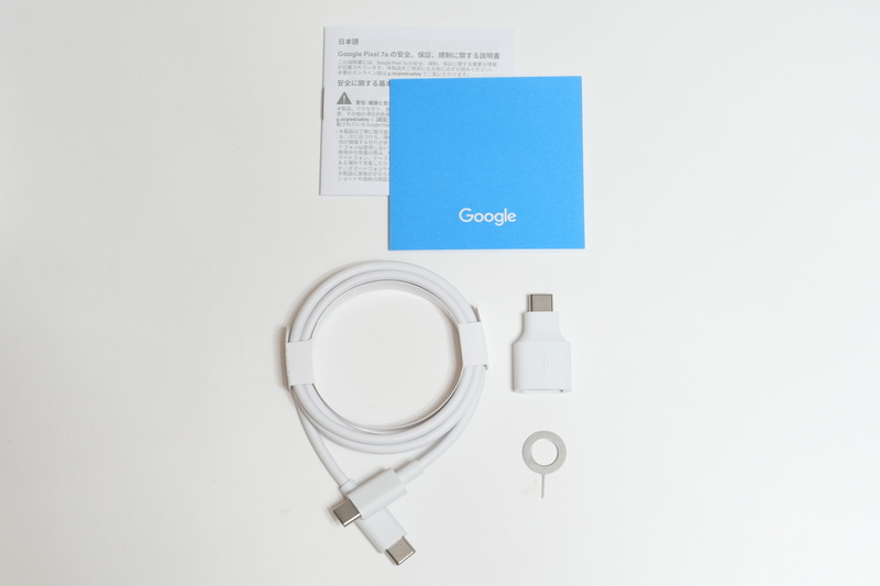 パッケージにはインストラクションカード、USB 2.0 Type-Cケーブル、USB変換アダプタ、SIMピンなどが付属。ACアダプタは付属しない