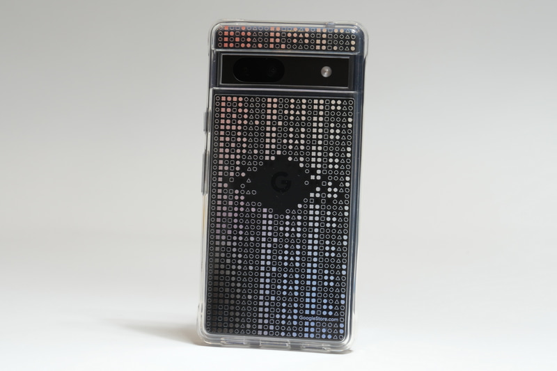 クリアケースにGoogleのAIやTensorチップを示唆する特徴的な幾何学模様を施した、Googleストア限定ケース
