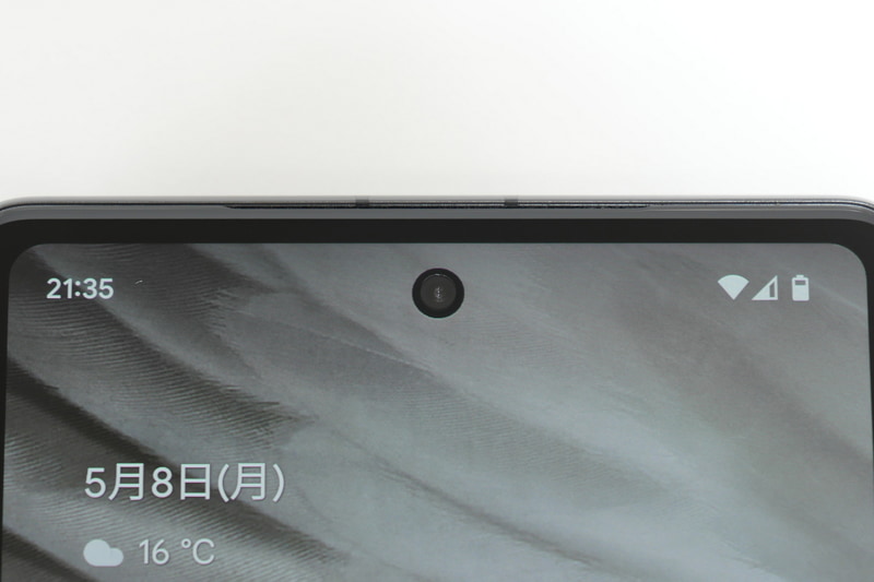 前面カメラはF値2.2、画角95度のパンフォーカスレンズに1300万画素センサー(ピクセルピッチ1.12μm)の撮像素子の組み合わせ