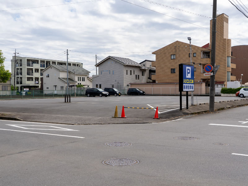 店舗の斜向かいにある44台収容可能な駐車場