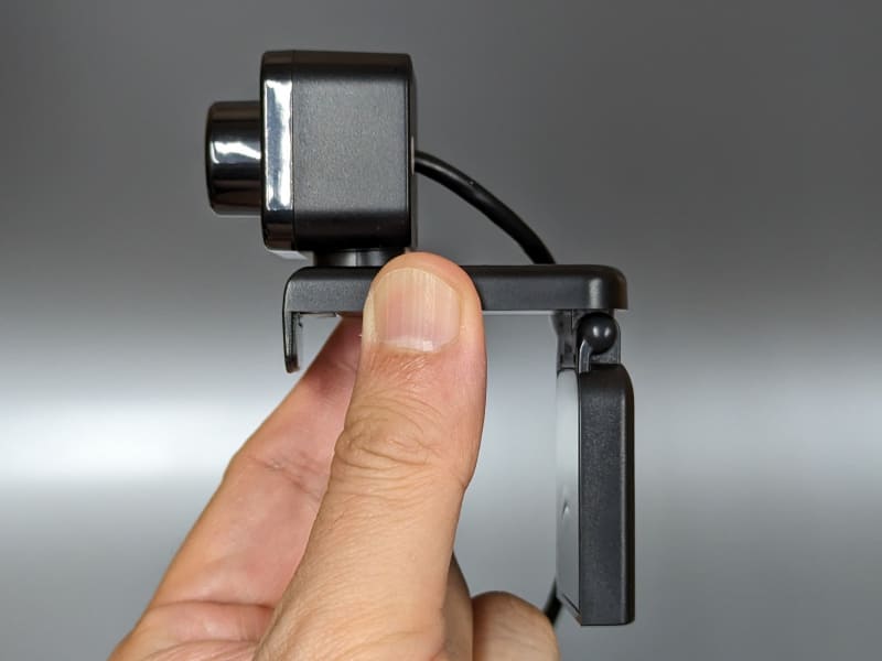 横から見たところ。Webカメラとしてはかなりコンパクトな部類に入る