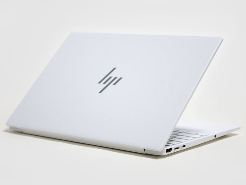 斜め後ろから。筐体はセラミックホワイト。G3モデルはこのHPのロゴ