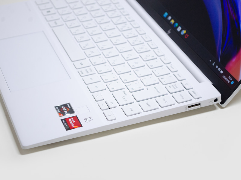 右側面。電源入力、USB 3.0。パネルはこの角度が最大