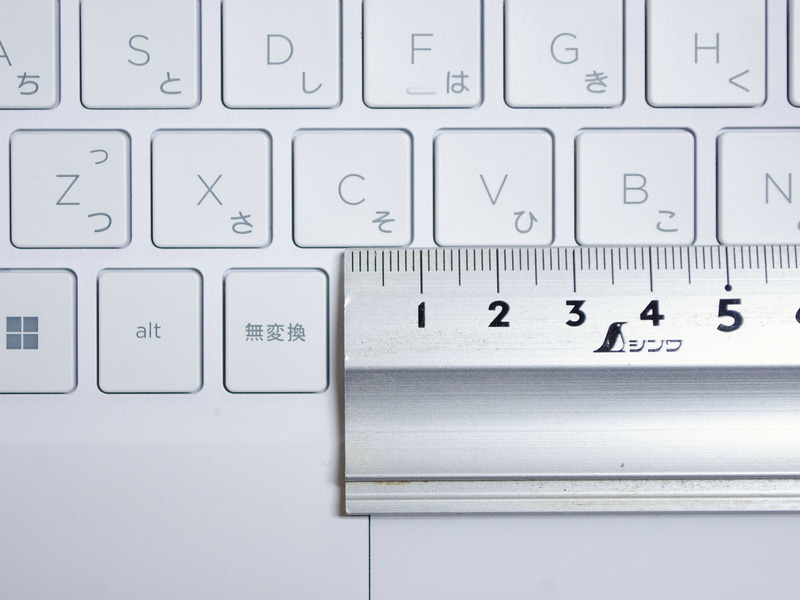 キーピッチは実測で19mm。仕様上、キーピッチ:約18.7×18.4mm、キーストローク:約1.3mmとされている